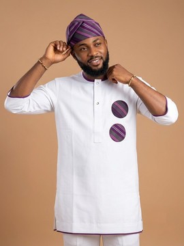 Élégant costume sénatorial traditionnel nigérian blanc pour homme avec des accents en aso-oke tissé violet