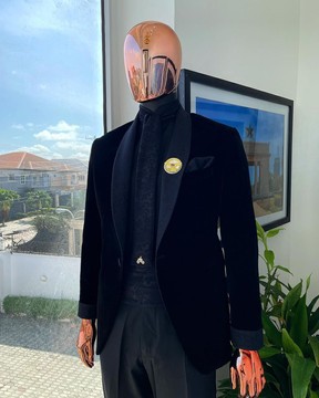 Un costume en velours italien à revers châle monochrome noir anthracite
