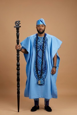 Ensemble Agbada royal bleu ciel avec une broderie raffinée en fil bleu roi