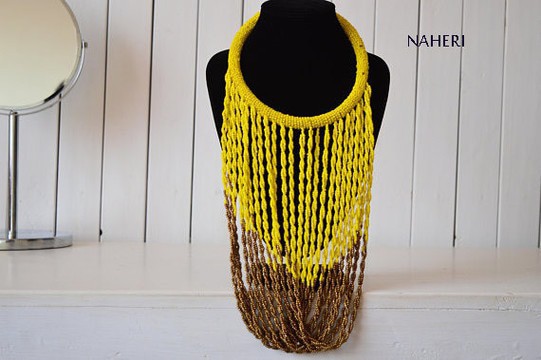 Collier de perles africaines, fait de perles jaunes et de perles de cuivre. Bijoux tribaux africains