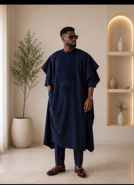Ensemble Agbada bleu marine pour homme – Tenue traditionnelle nigériane en tissu Senator avec broderies géométriques