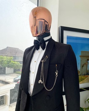 Un costume de smoking noir anthracite à motif floral et à double boutonnage en jacquard à revers châle