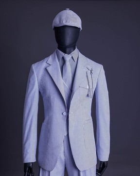 Un costume, une chemise, des boutons de perles de corne et une cravate en seersucker monochrome (rayure de chemin de fer)