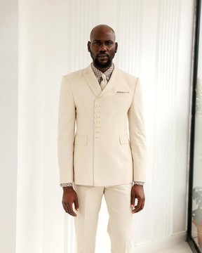 Une veste et un pantalon blanc crème, cache-cœur, à revers en pointe