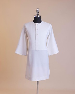 A Blanc, Rabat avant avec boutons Swarovski clairs, manches 3/4 Africain sénateur caftan natif.
