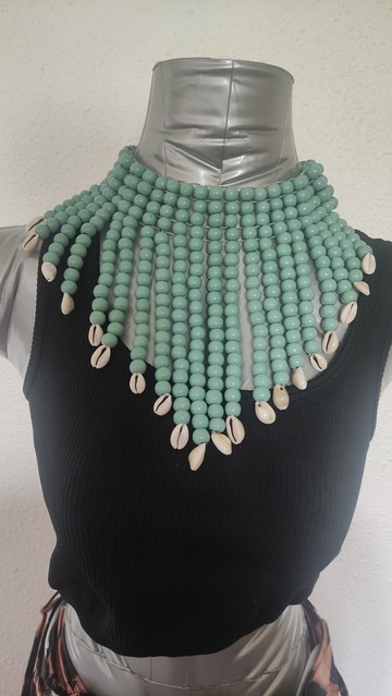 Collier ras de cou Anita - perles bleues clair et cauris