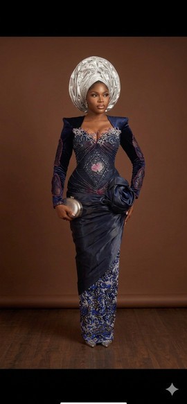 Robe corset en velours bleu marine nuit ornée d’argent, avec accent de rosette