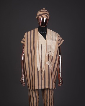 Un dashiki à rayures audacieuses marron foncé et marron clair, sokoto et natif africain Fila Yoruba tricoté à la main.