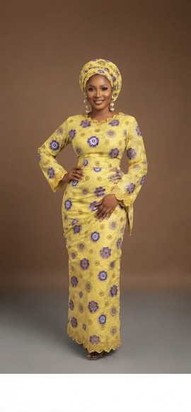Robe longue en dentelle florale jaune éclatant