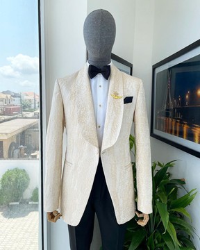A “Mandarin” dispersed gold &amp; ivory ruffle pattern shawl lapel jacquard suit