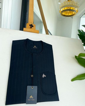 Un mélange de rayures bleues et grises, détails de poche plaquée en forme de V, caftan