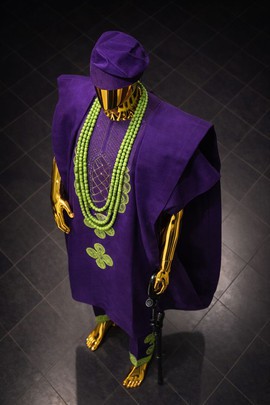 Ensemble Agbada Aso Oke violet pour homme – Robe traditionnelle tissée à la main avec broderies vertes et bonnet