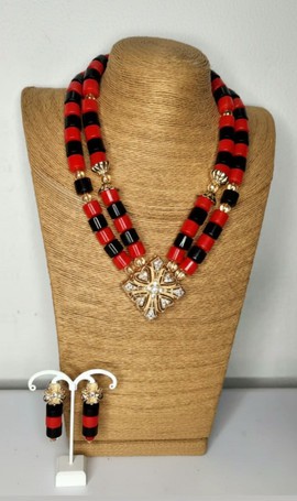 Parure de bijoux de luxe en perles de corail africain rouges et noires. Bijoux traditionnels de mariage en perles pour les mariées