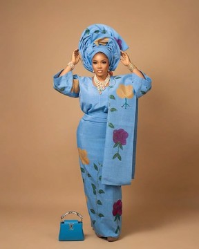 Ensemble iro et buba en aso-oke tissé à la main, peint à la main avec des motifs floraux, bleu ciel serein, avec gele et iborun assortis