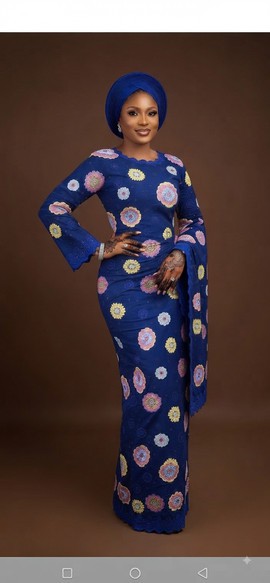 Robe bleu royal à motifs floraux pastel