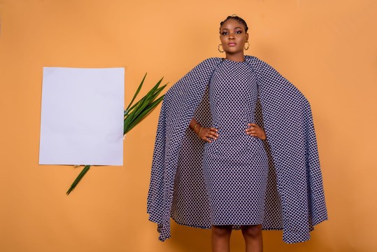 Robe Ankara mi-longue à motifs gris avec cape d'épaule.