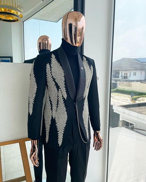 Un costume de smoking « Justin » rechargé, un costume de smoking orné d'une décoration Swarovski argentée