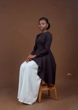 Ensemble imprimé avec tunique asymétrique plus longue à l’arrière et pantalon palazzo
