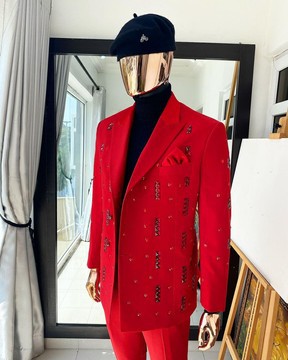 Le costume croisé monochrome rouge « Sinclair » rechargé