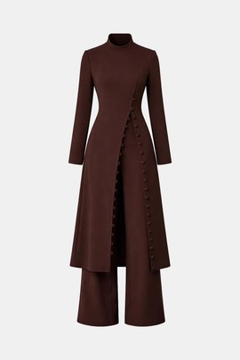 Ensemble marron composé d’une robe-manteau longue à manches longues et boutons sur le devant et d’un pantalon assorti à jambes larges
