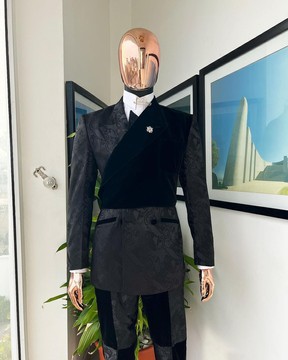 Un costume de smoking en jacquard à revers en pointe et revers en pointe noir anthracite "equalizer"