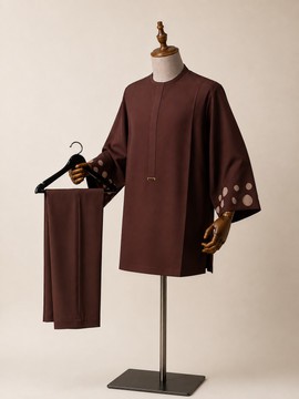 Ensemble pour homme composé d’un haut traditionnel marron avec des manches à pois et d’un pantalon