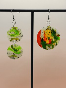 ATYPIK19-03 : BO / Earrings / Boucles d'oreille asymétrique avec artwork vert orangé