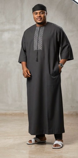 Tenue africaine traditionnelle pour homme de style kaftan noir à manches longues