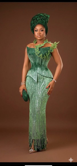Ensemble jupe et blouse à sequins vert menthe et émeraude avec motif de feuilles en 3D tombant en cascade