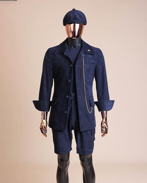 Une veste en velours côtelé bleu marine