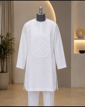 Ensemble sénateur blanc brodé pour homme – Tunique à manches longues et pantalon, tenue traditionnelle nigériane
