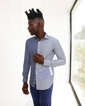 Une chemise à rayures mélangées blanches et bleues.