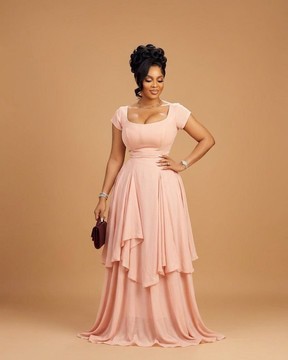 Robe longue asymétrique en mousseline à volants superposés