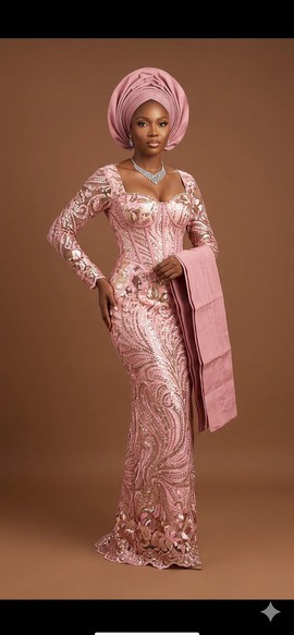 Robe bustier rose ornée de décorations