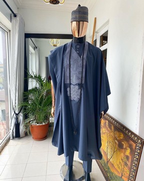 A Shade of Grey Agbada, assorti au chapeau haoussa Fulani