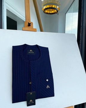 Un caftan traditionnel à rayures bleu nuit et rouge, originaire du sénateur.