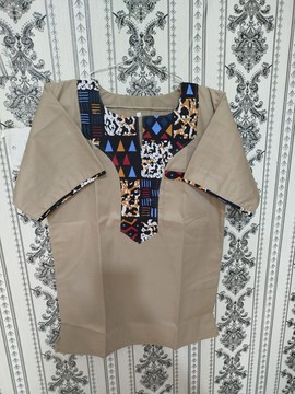 Chemise beige sable traditionnelle au style affirmé avec empiècement aux motifs tribaux – Vêtement contemporain africain pour homme