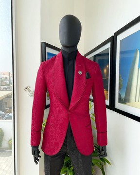 Un costume de smoking à revers châle rouge cramoisi à motif floral