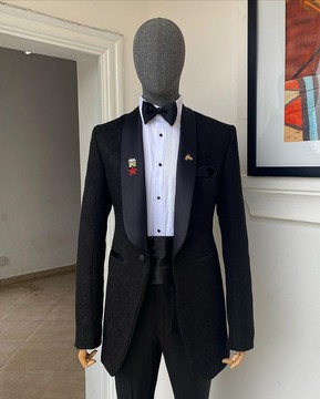 Un smoking à revers châle en jacquard floral