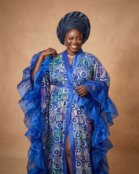 Ensemble robe caftan kimono en organza à volants et imprimé batik bleu roi