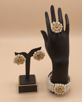 Ensemble de bijoux élégant en perles – Boucles d’oreilles imposantes, bracelet et bague de luxe dorés et blancs
