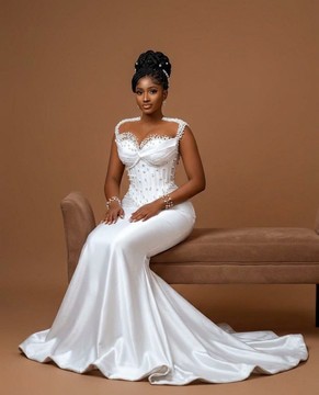 Robe sirène en satin de soie avec corset orné de perles