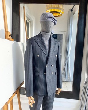 Un costume croisé classique à revers en pointe gris à rayures fines