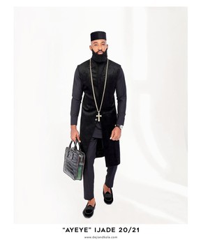 Un caftan africain noir anthracite et une veste longue trench