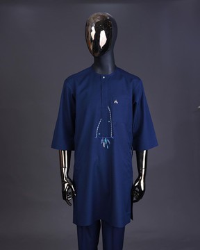 Un bleu marine, rabat avant relié fleuri sur broderie flèche détaillant caftan et sokoto