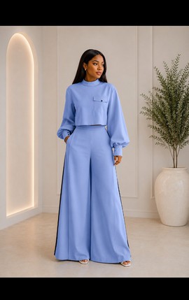 Ensemble deux pièces pour femme en crêpe bleu ciel – Haut court à col montant et pantalon large à rayure latérale