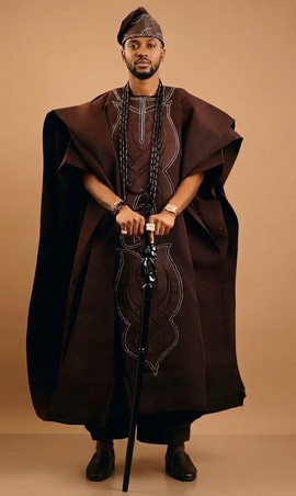 Ensemble Agbada brodé marron chocolat – tenue traditionnelle yoruba pour homme en 4 pièces avec fila assorti