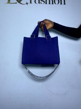 Élégant sac à main bleu marine avec bandoulière à chaîne