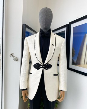 Un costume en jacquard à revers châle blanc ivoire motif cercle « mandarin »