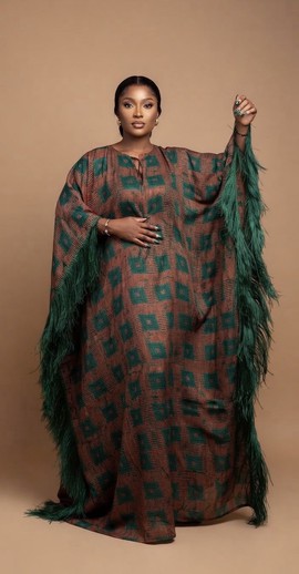 Robe kaftan à motifs bordée de plumes